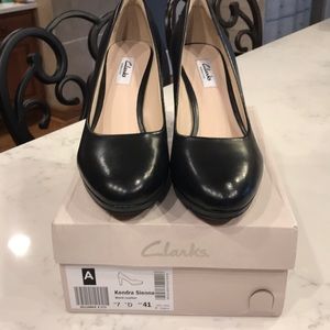 Clark’s women’s black leather kneels
